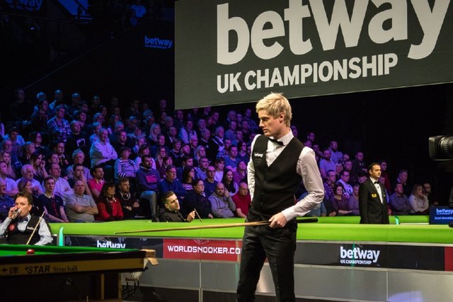 在球场上表 在球场上表